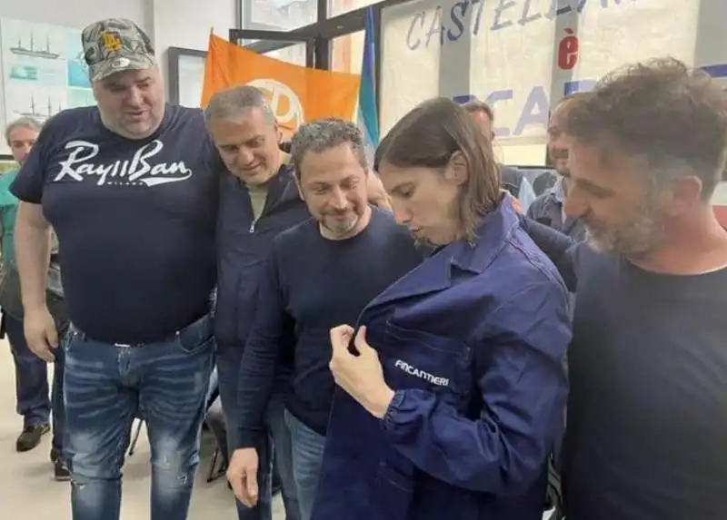 elly schlein con la giacca da operaio allo stabilimento fincantieri di castellammare di stabia 2