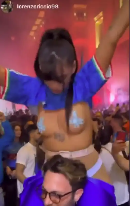 emy buono festeggia lo scudetto del napoli mezza nuda in piazza 3