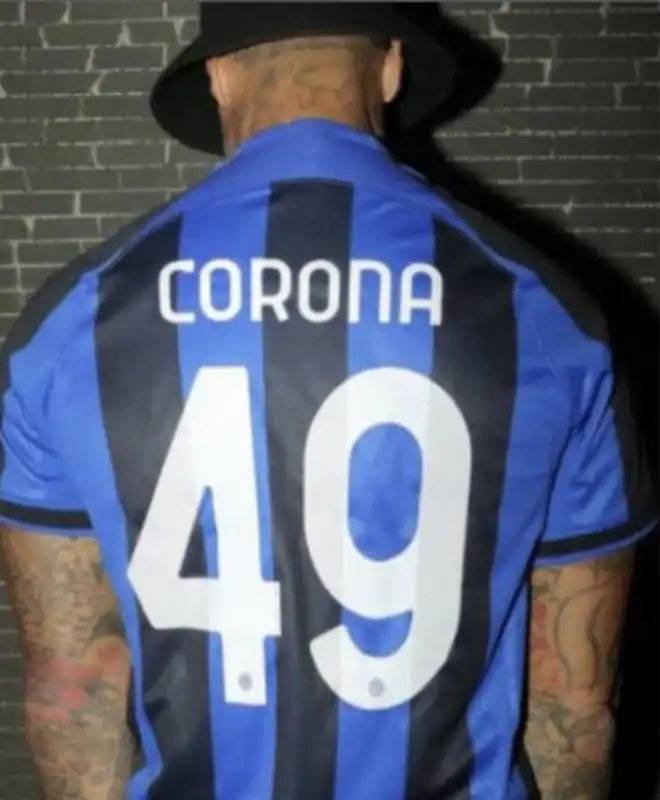 fabrizio corona con la maglia dell'inter