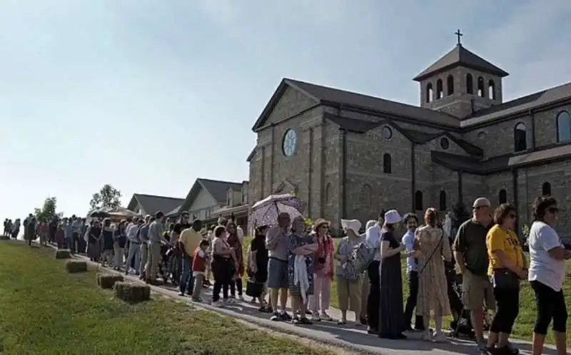 fedeli in coda per vedere il corpo di suor  wilhelmina lancaster