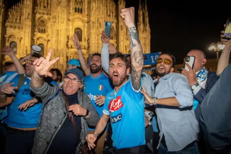 festa scudetto dei tifosi napoletani a milano 11