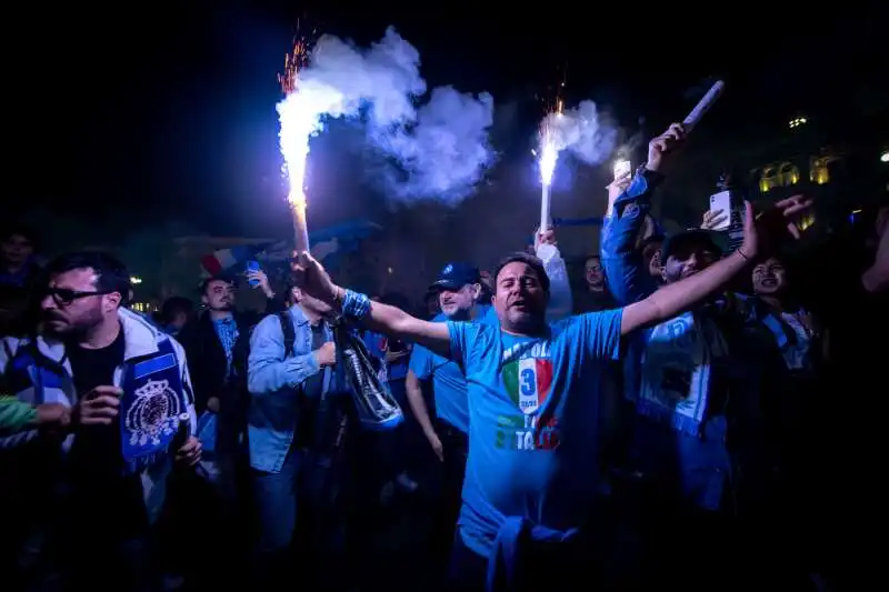 festa scudetto dei tifosi napoletani a milano 5