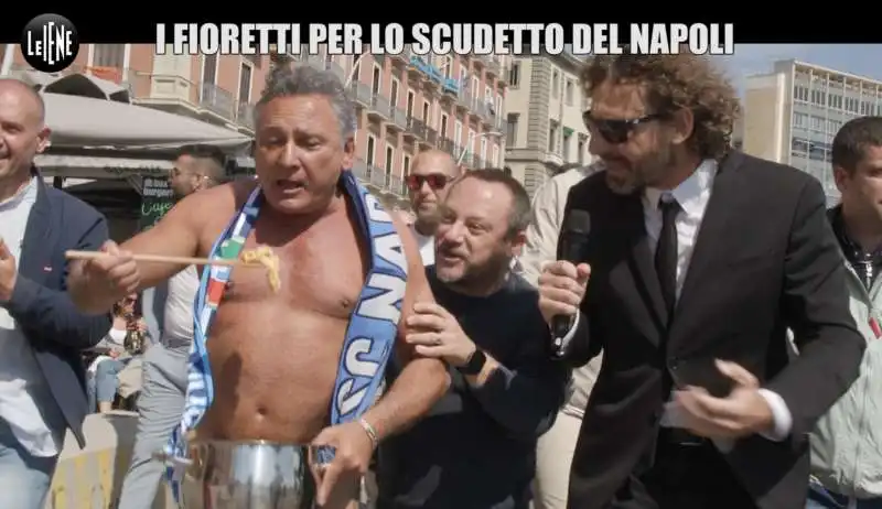 francesco paolantoni nudo sul lungomare di napoli per celebrare lo scudetto