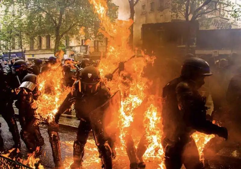 francia, scontri tra manifestanti e polizia   1 maggio 2023   1