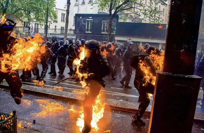 francia, scontri tra manifestanti e polizia   1 maggio 2023   10