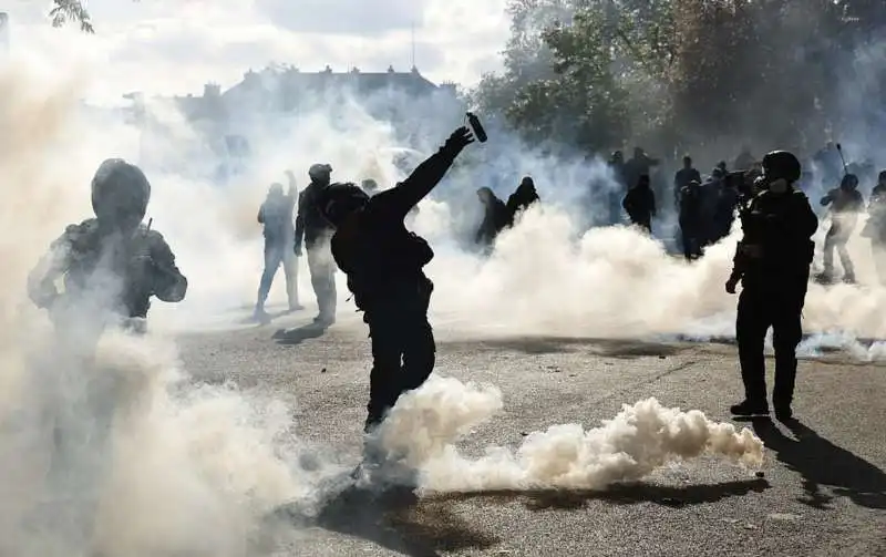 francia, scontri tra manifestanti e polizia   1 maggio 2023   16