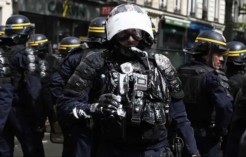 francia, scontri tra manifestanti e polizia   1 maggio 2023   2