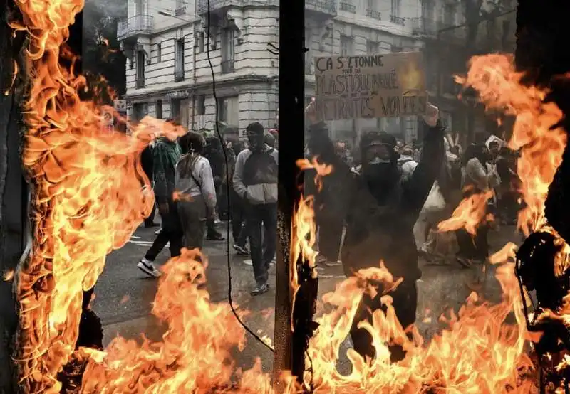 francia, scontri tra manifestanti e polizia   1 maggio 2023   20