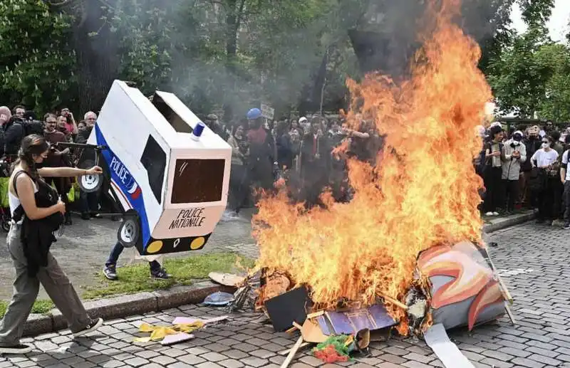 francia, scontri tra manifestanti e polizia   1 maggio 2023   4