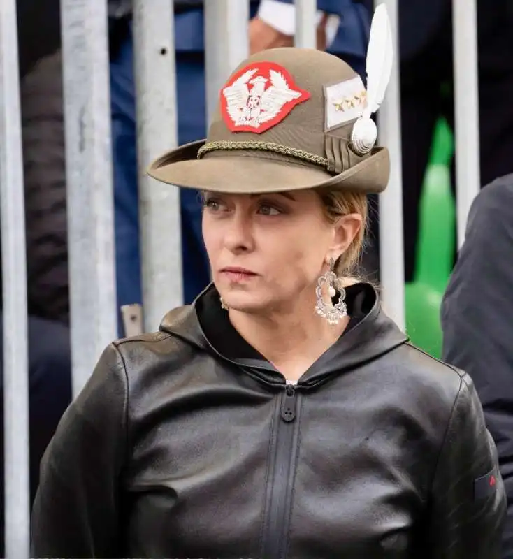 giorgia meloni con il cappello degli alpini a udine    1