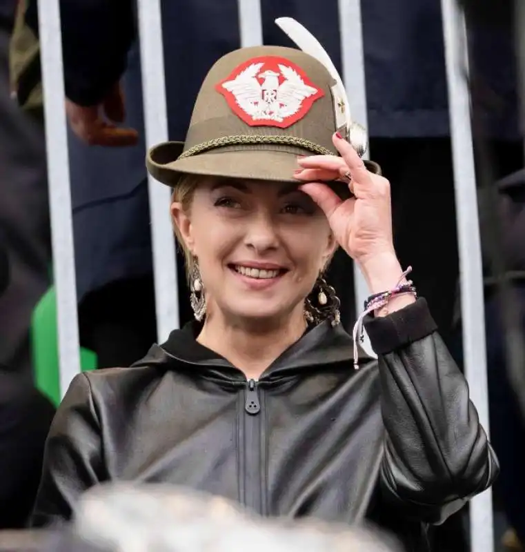 giorgia meloni con il cappello degli alpini a udine    2