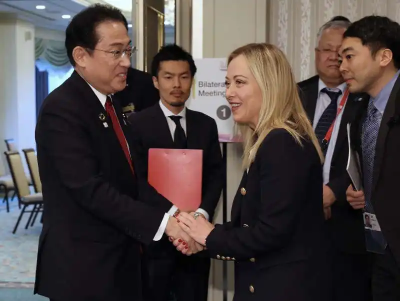 giorgia meloni con il premier giapponese fumio kishida al g7 di hiroshima     