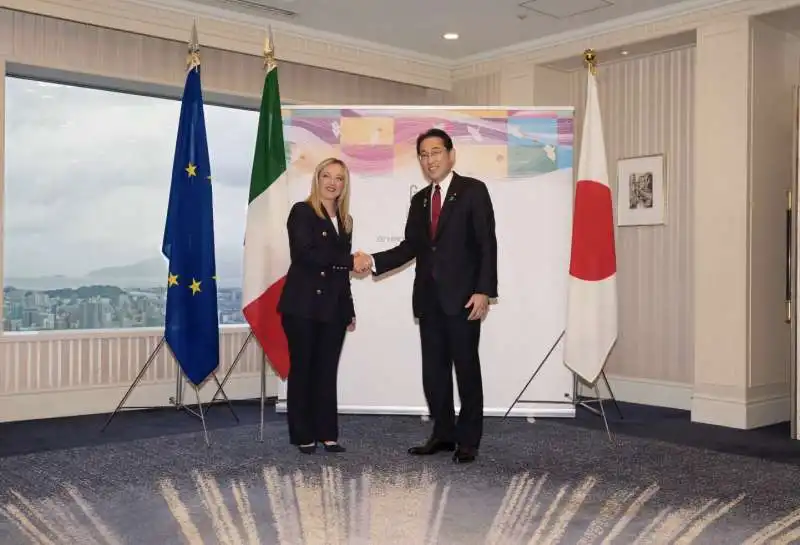 giorgia meloni con il premier giapponese fumio kishida al g7 di hiroshima 