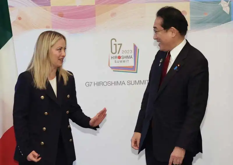 giorgia meloni con il premier giapponese fumio kishida al g7 di hiroshima       