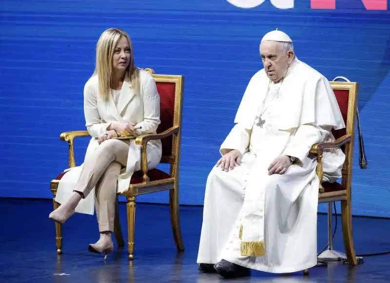 giorgia meloni e papa francesco agli stati generali della natalita'   5