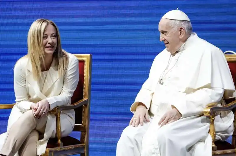 giorgia meloni e papa francesco agli stati generali della natalita'   6