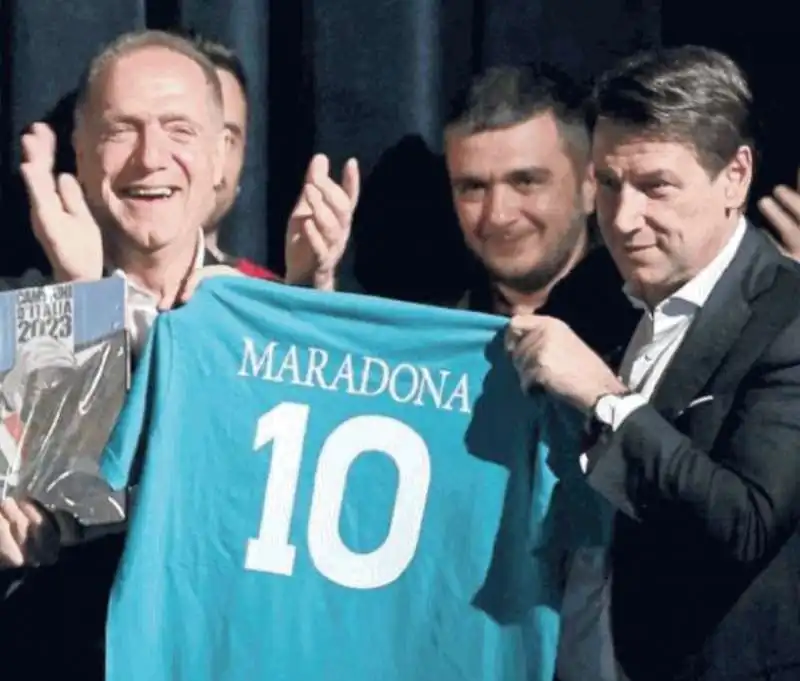 GIUSEPPE CONTE CON LA MAGLIETTA DI MARADONA