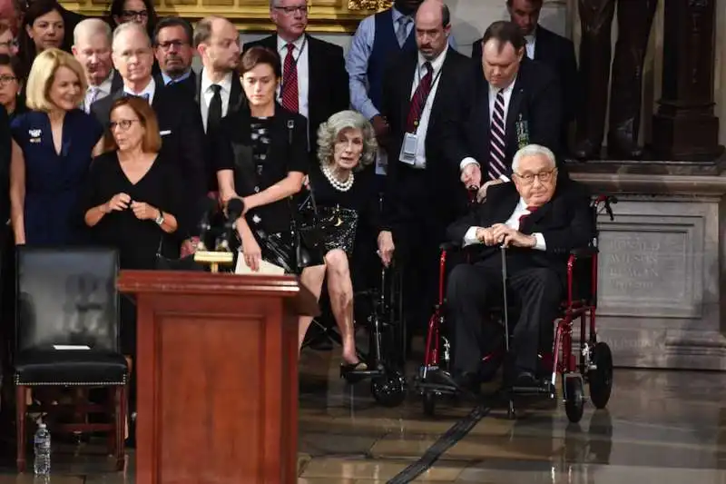 henry e nancy kissinger campidoglio funerali john mccain