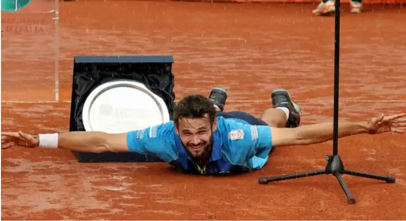 hugo nys festeggia con un tuffo la vittoria nel doppio agli internazionali