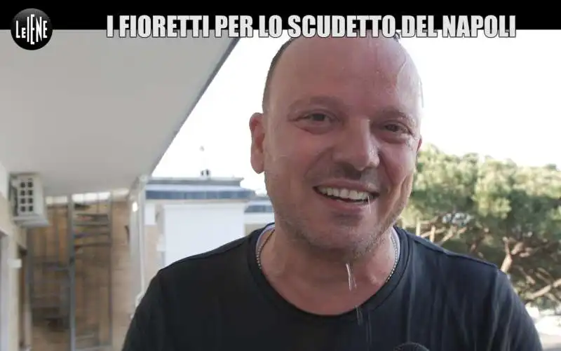 il gavettone a gigi d alessio per celebrare lo scudetto del napoli