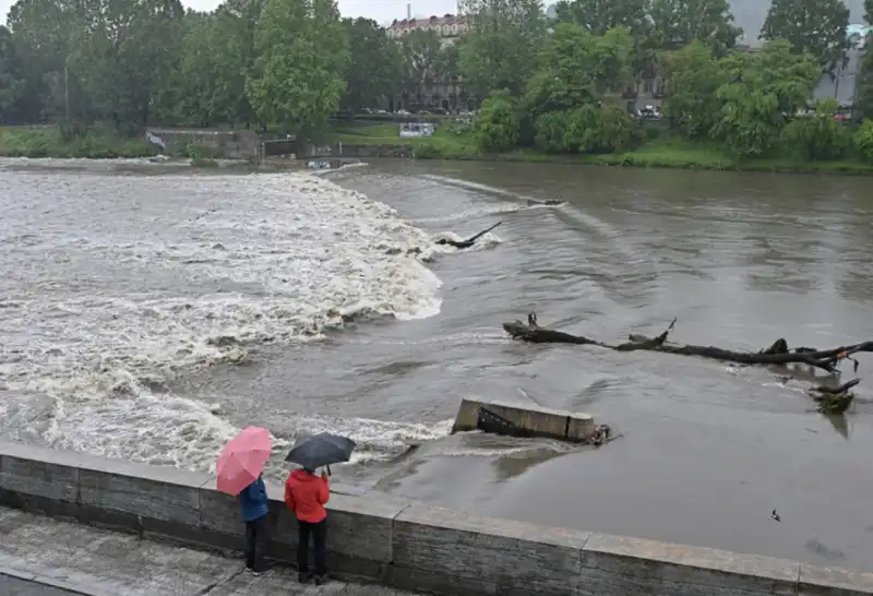 il po esonda e travolge i murazzi a torino 2