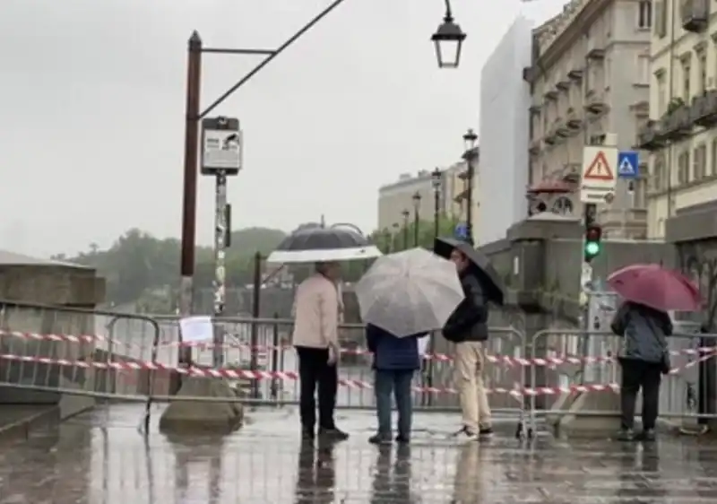 il po esonda e travolge i murazzi a torino 3