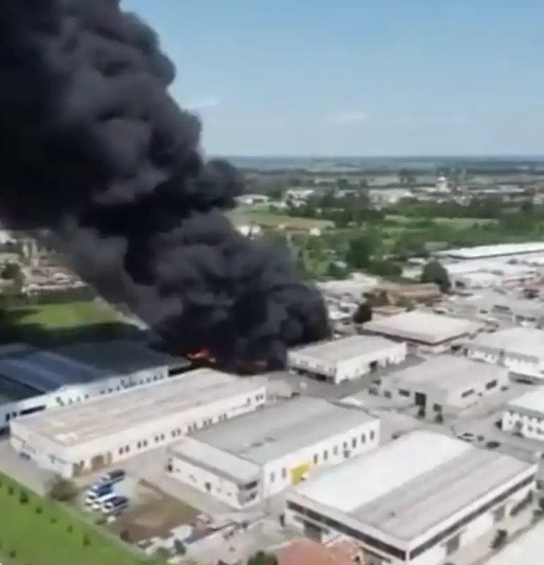 incendio fabbrica a fidenza 2