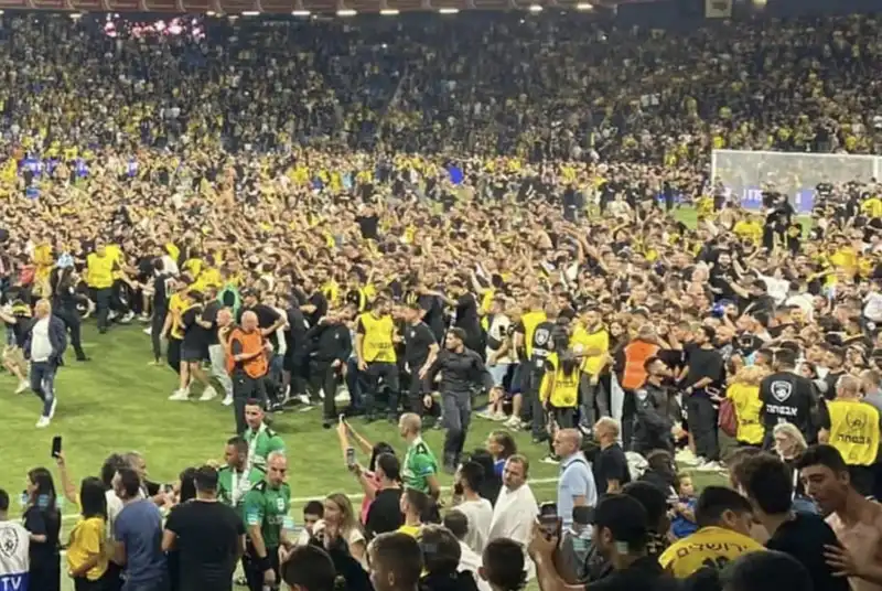 invasione di campo dei tifosi del beitar   finale coppa israele 6