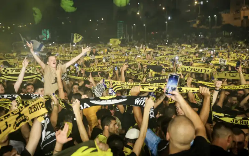 invasione di campo dei tifosi del beitar   finale coppa israele 7