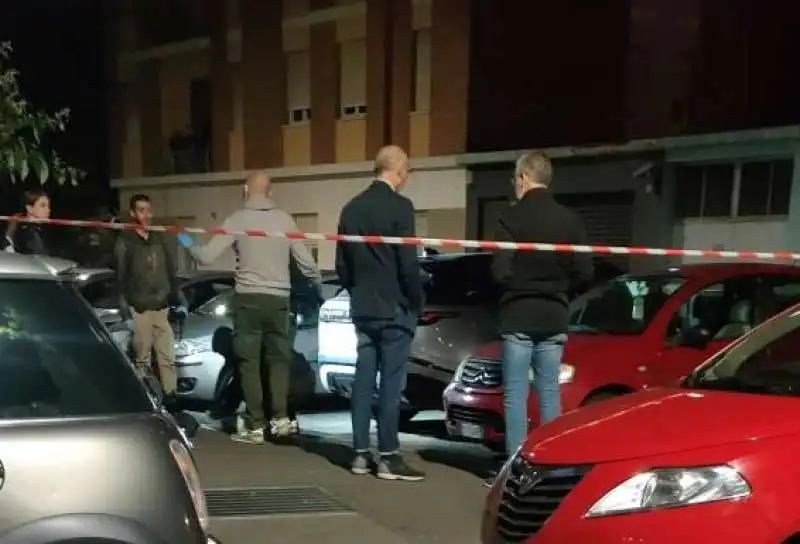 investigatori di fronte al Suv con un cadavere nel bagagliaio a torino