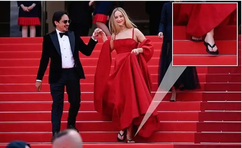 jennifer lawrence con le infradito sul red carpet di cannes