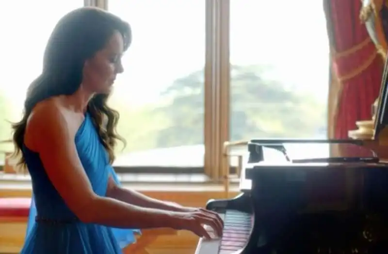 kate middleton suona il pianoforte per l eurovision song contest di liverpool 