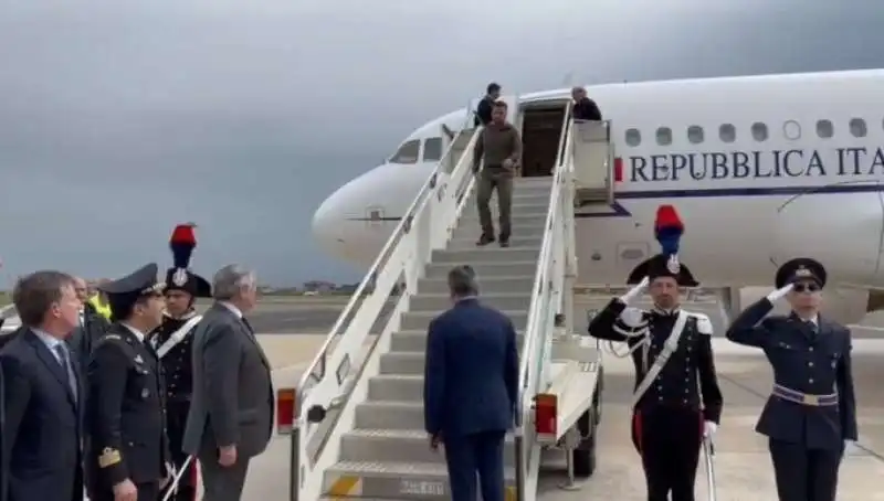 l arrivo di volodymyr zelensky all aeroporto di roma ciampino   1