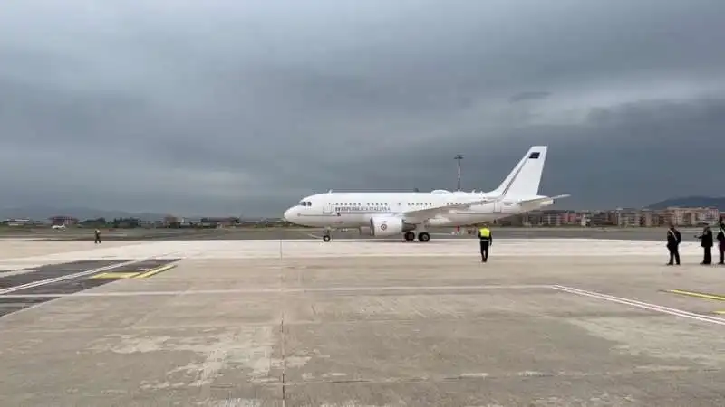 l arrivo di volodymyr zelensky all aeroporto di roma ciampino   14