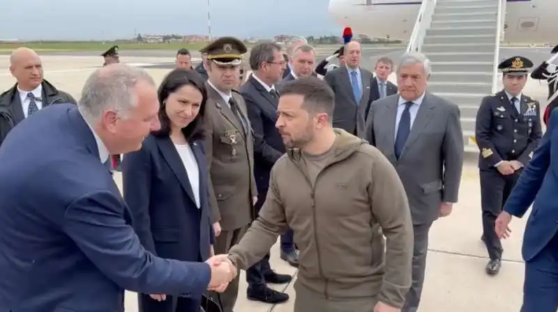 l arrivo di volodymyr zelensky all aeroporto di roma ciampino   2