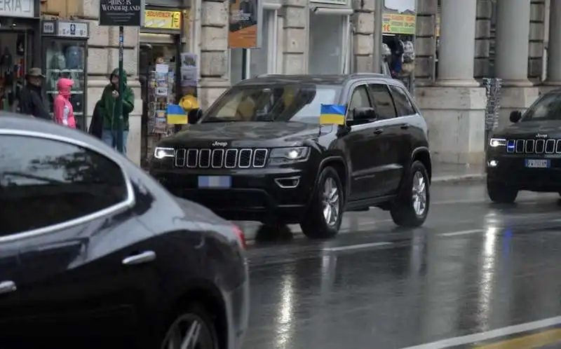 la macchina di zelensky per le strade di roma   3