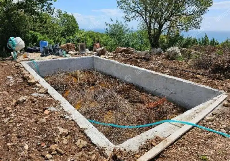 la piscina sequestrata a paolo genovese al circeo