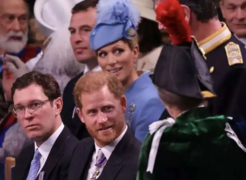 La piuma del cappello di Anna davanti al viso di Harry a Westminster  