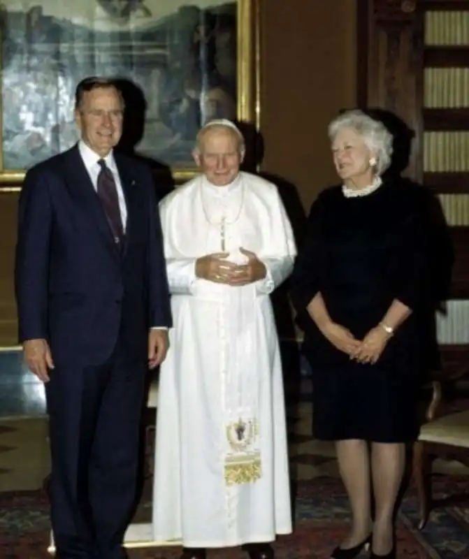  laura bush assieme al marito george bush con papa giovanni paolo ii