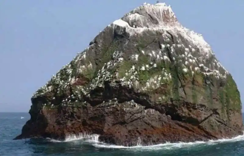 lo scoglio rockall nell oceano atlantico 1