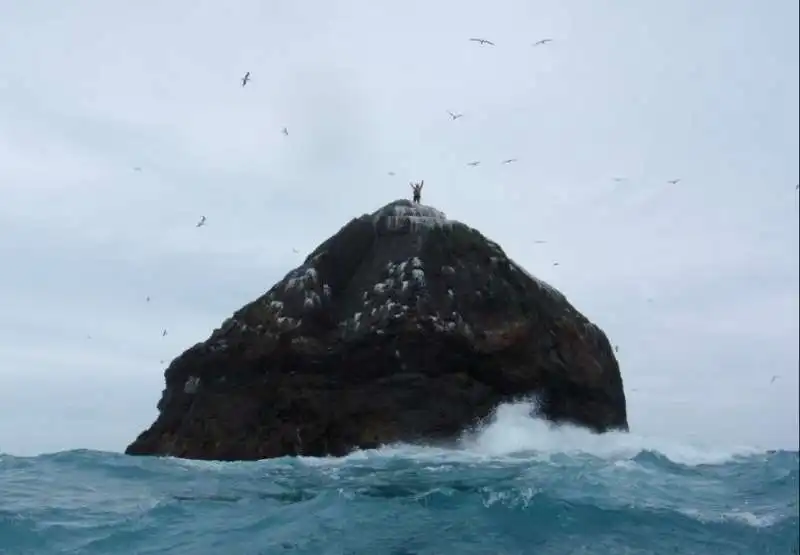 lo scoglio rockall nell oceano atlantico 4