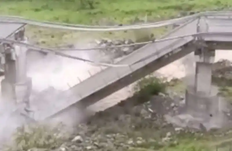 longobucco   crollo del viadotto sulla sila mare   4