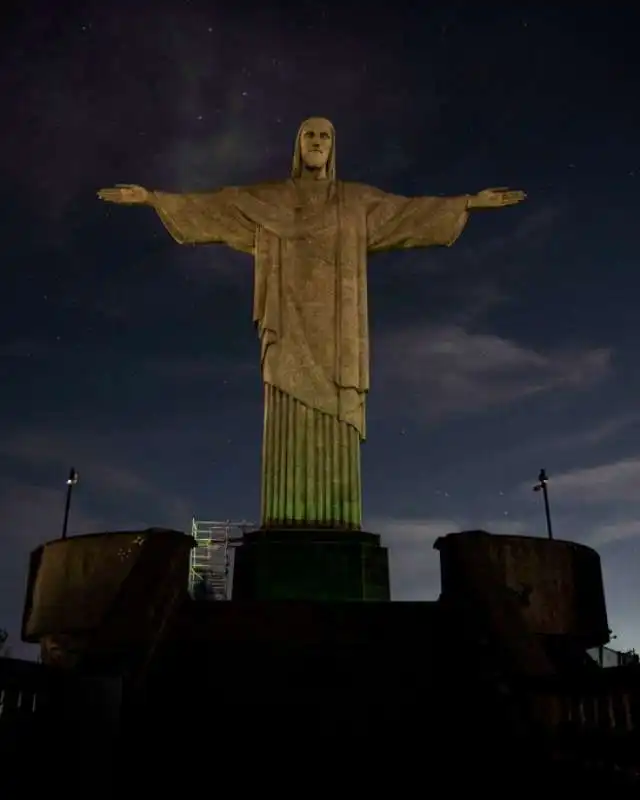 LUCI SPENTE AL CRISTO REDENTORE IN SOLIDARIETA DI VINICIUS JR