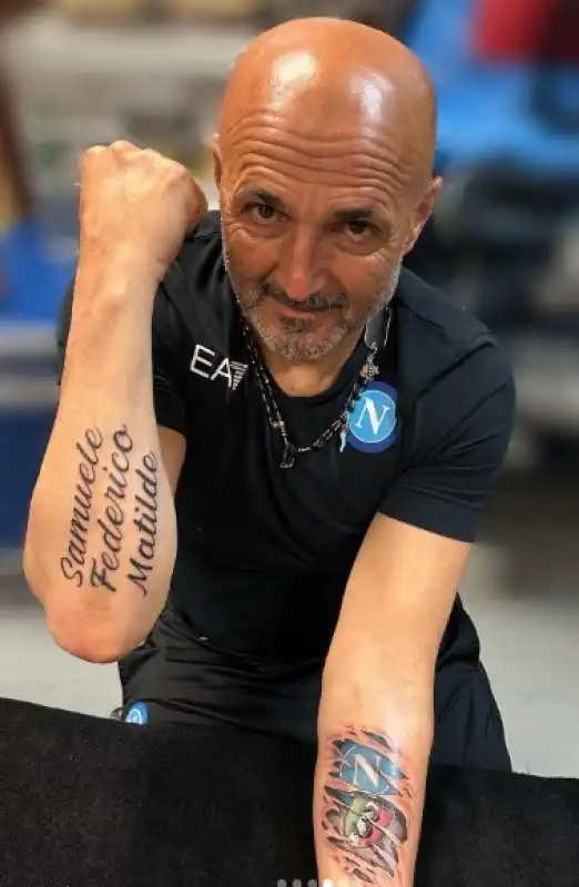 luciano spalletti si tatua il terzo scudetto del napoli sull avambraccio 