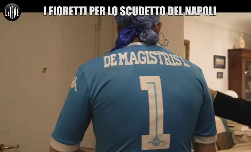 luigi de magistris si tinge i capelli di azzurro per celebrare lo scudetto del napoli 1