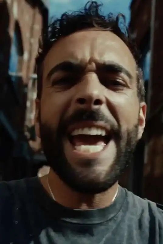 marco mengoni.  nel video di pazza musica