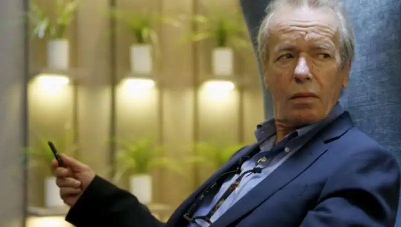 MARTIN AMIS 