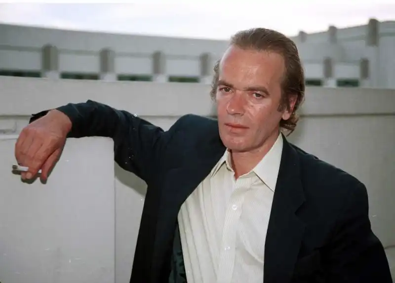 MARTIN AMIS 