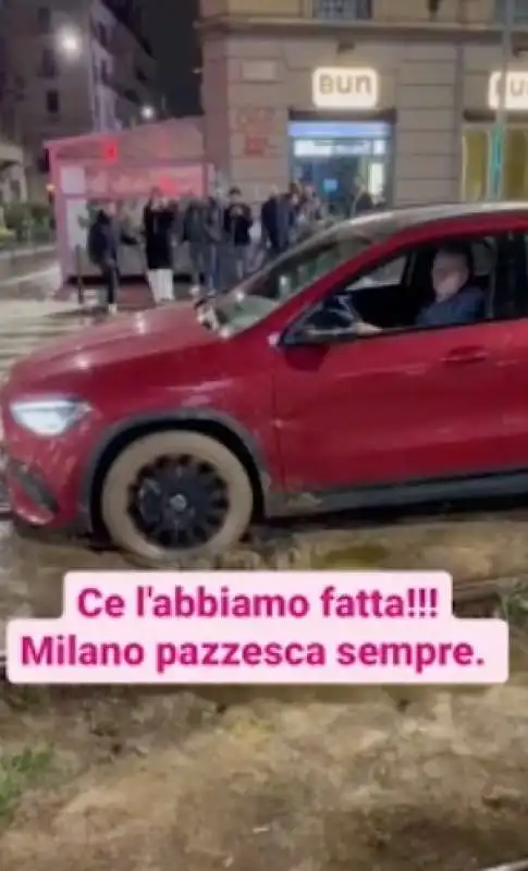 massimo boldi bloccato in auto sulle rotaie del tram a milano   3