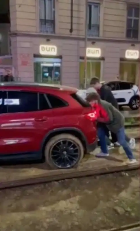 massimo boldi bloccato in auto sulle rotaie del tram a milano   4